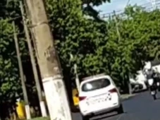 Imagem - PM é flagrado 'dando grau' em moto durante o expediente