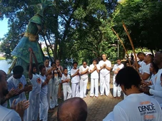 Imagem - Alunos de escola de capoeira celebram o Dia da África no Dique do Tororó
