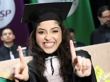 Imagem - Aluna viraliza nas redes ao se formar sozinha na faculdade: 'Não dependo de gente sonsa'
