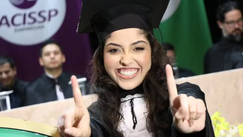 Imagem - Aluna viraliza nas redes ao se formar sozinha na faculdade: 'Não dependo de gente sonsa'
