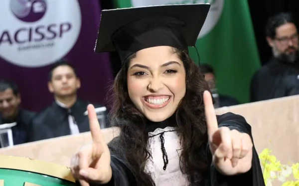 Isadora Rezende foi a única da turma a se formar no tempo mínimo