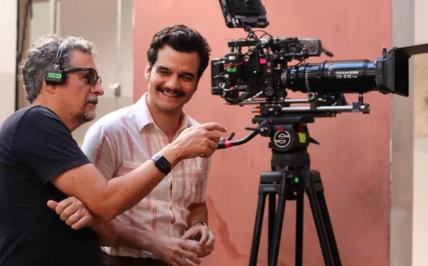 Kleber Mendonça Filho e Wagner Moura no set de 'O Agente Secreto'