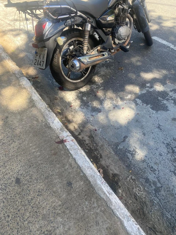 Marcas de sangue ficam no passeio na praça