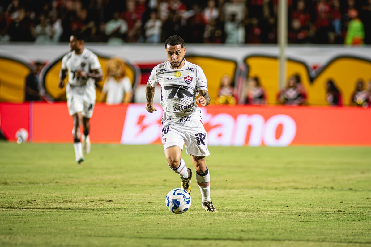 Matheuzinho em ação na derrota do Vitória para o Santos  por Victor Ferreira/EC Vitória 