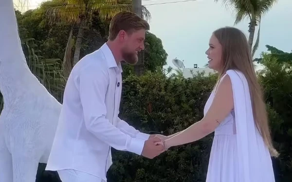 Paulinha Leite em chá revelação