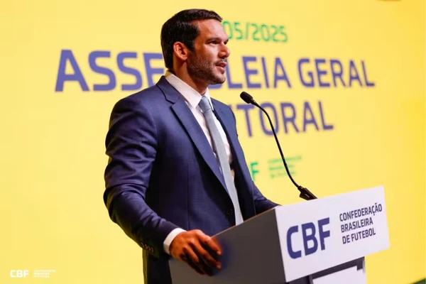 Samir Xaud discursando após ser eleito presidente da CBF