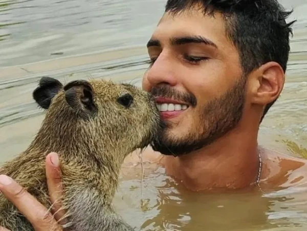 Agenor Tupinambá e capivara Filó