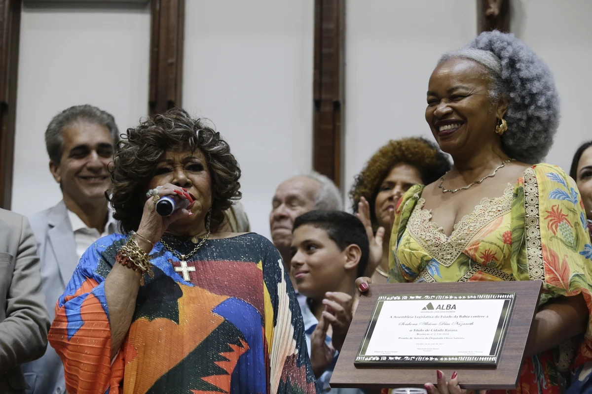 Alcione recebe título de cidadã baiana na Alba