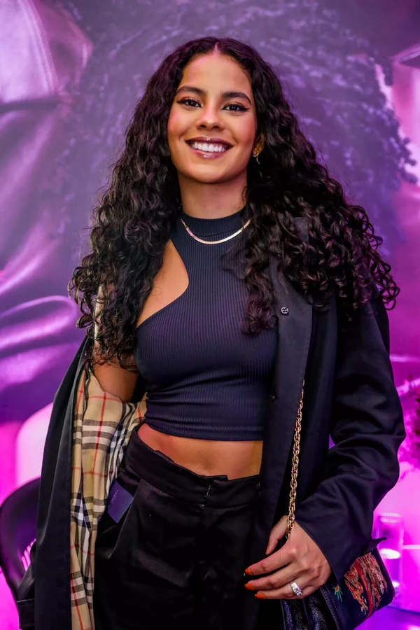 Bella Campos por Reprodução