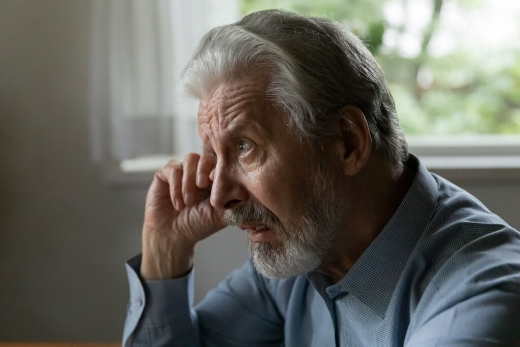 A catarata pode causar embaçamento da visão e ser confundida com glaucoma (Imagem: fizkes | Shutterstock) 