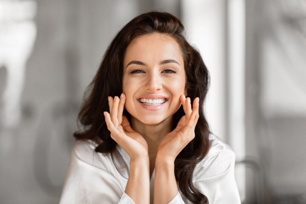 A limpeza da pele no inverno deve ser mais suave (Imagem: Prostock-studio | Shutterstock) 