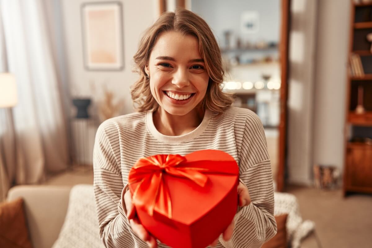 É importante cuidado ao comprar o presente de Dia dos Namorados pela internet (Imagem: ORION PRODUCTION | Shutterstock)