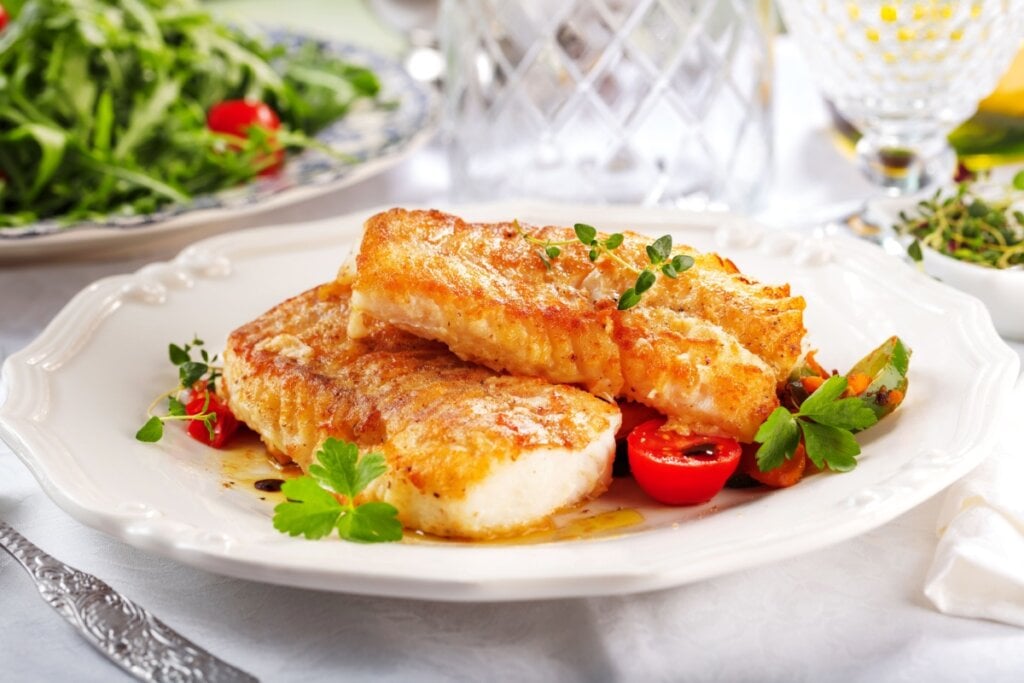 Filé de peixe grelhado com legumes (Imagem: KarepaStock | Shutterstock)