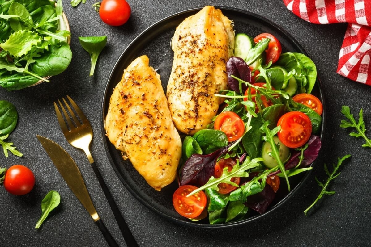 Peito de frango grelhado com salada verde (Imagem: nadianb | Shutterstock)