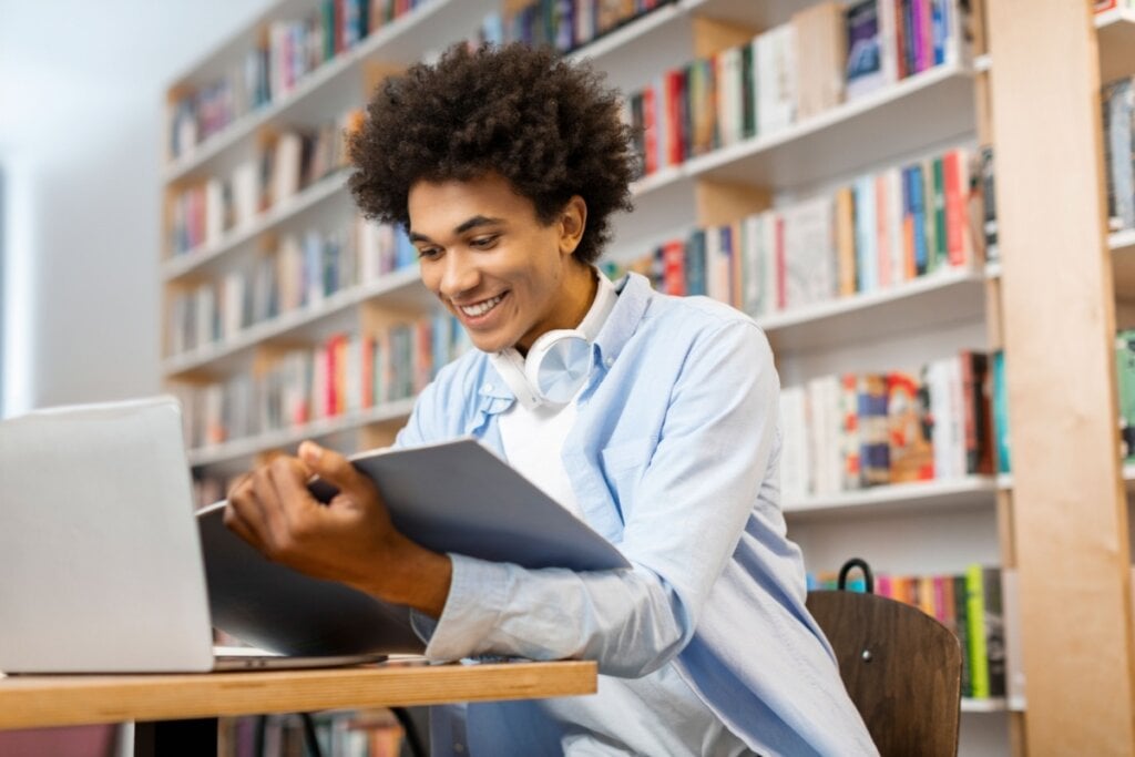 Ter uma rotina consistente é importante na preparação para o vestibular (Imagem: fast-stock | Shutterstock)