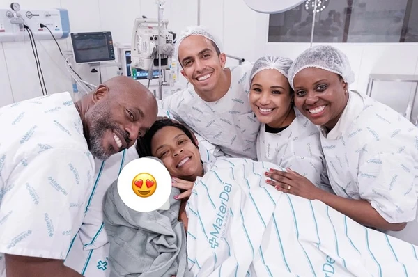"Gera uma consciência crítica e racial a partir da sua própria experiência como pessoa no mundo", disse a escritora sobre a questão por Renata Casali/Reprodução Instagram