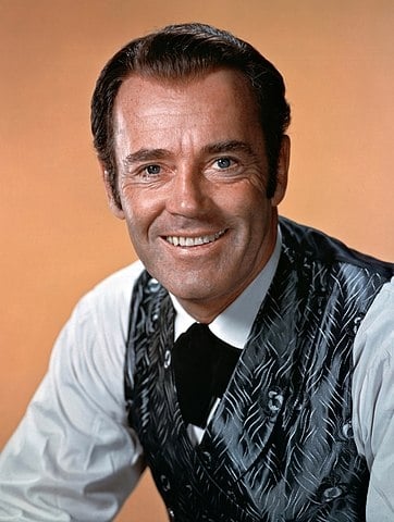 2.Henry Fonda - Nascido em 16 de maio de 1905, ele atuou em 12 Homens e uma Sentença (1957) e As Vinhas da Ira (1940), entre outros clássicos. Ele ganhou o seu único Oscar aos 76 anos, por Num Lago Dourado (1981) por Reprodução