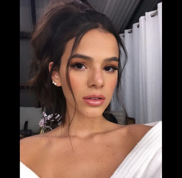 Bruna Marquezine por Reprodução