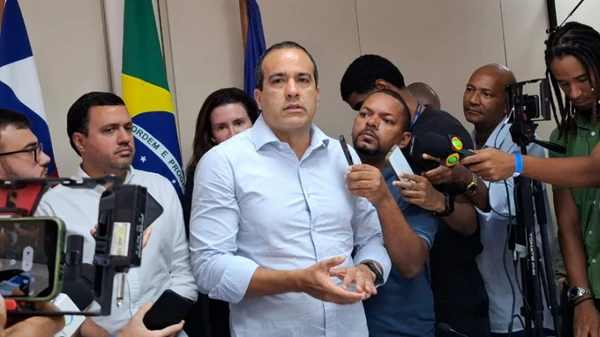 Bruno Reis (União Brasil) em coletiva à imprensa nesta terça-feira (27)