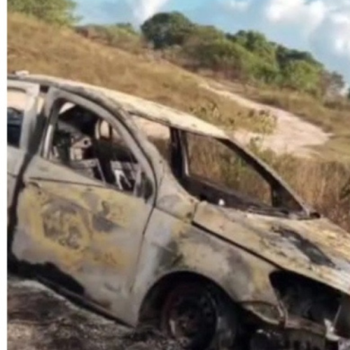 Carro do motorista foi queimado por Reprodução