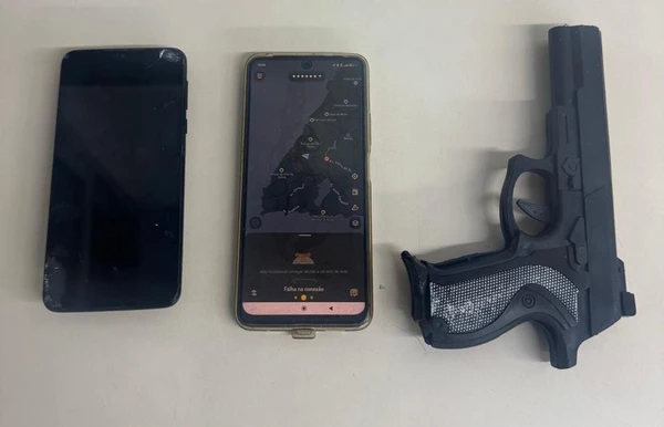Celulares e réplica de arma foram apreendidos com os suspeitos por Reprodução