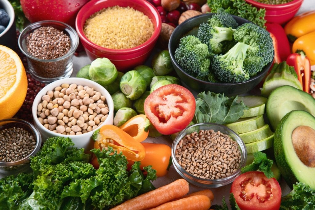 Alimentos ricos em antioxidantes devem fazer parte da rotina (Imagem: Tatjana Baibakova | Shutterstock)