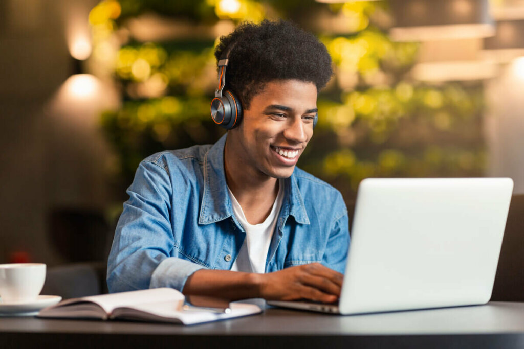Estudar atualidades e entender como elas se conectam com o contéudo é fundamental (Imagem: Prostock-studio | Shutterstock)
