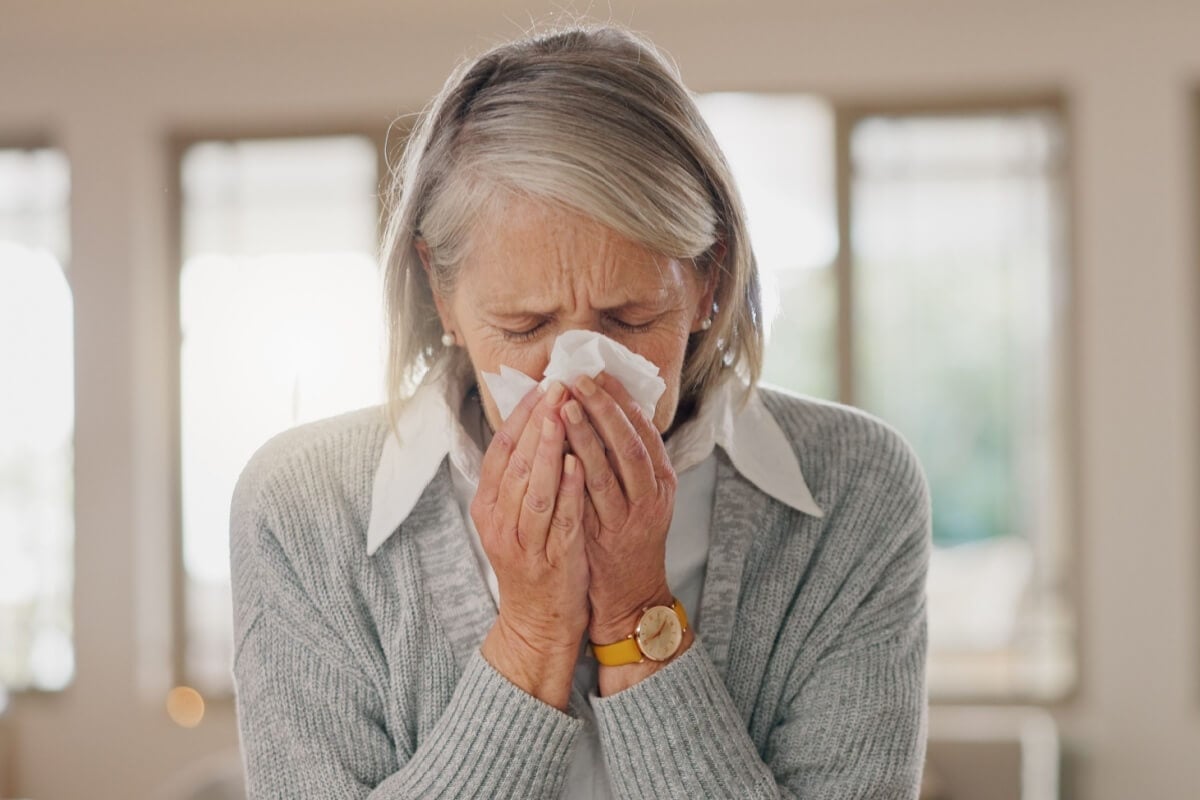 Idosos estão mais vulneráveis às infecções respiratórias graves (Imagem: PeopleImages.com - Yuri A | Shutterstock)