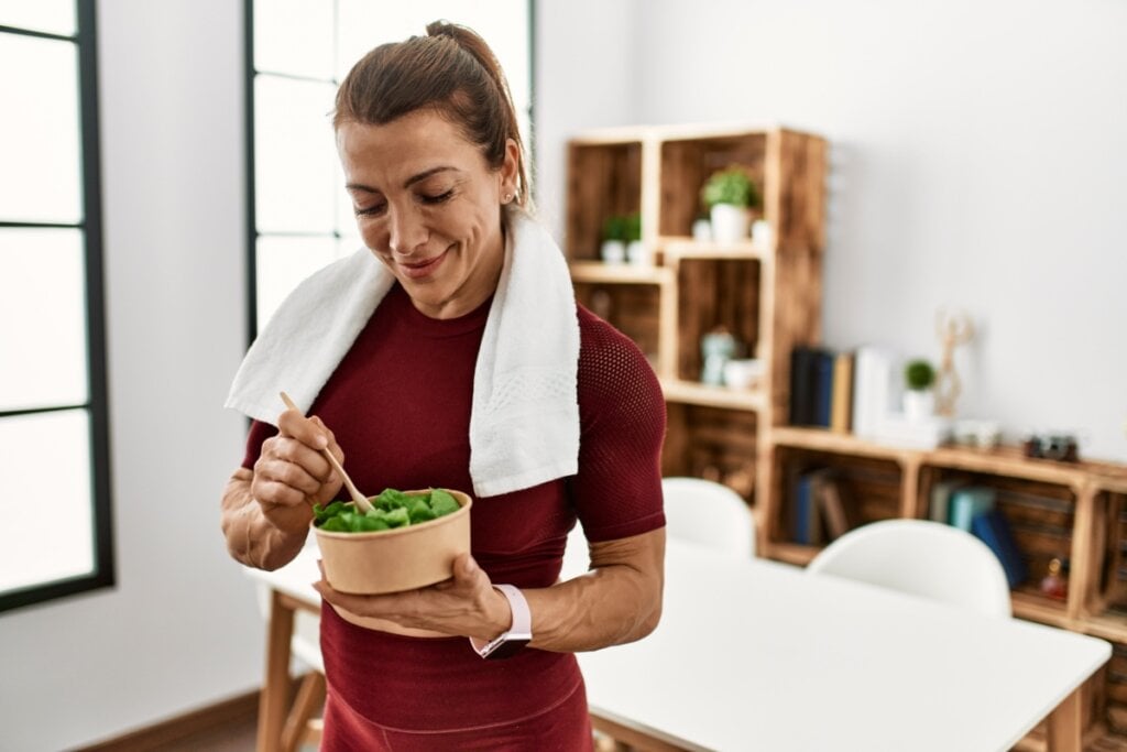 O consumo de fibras é essencial para ajudar a evitar lesões (Imagem: Krakenimages.com | Shutterstock)