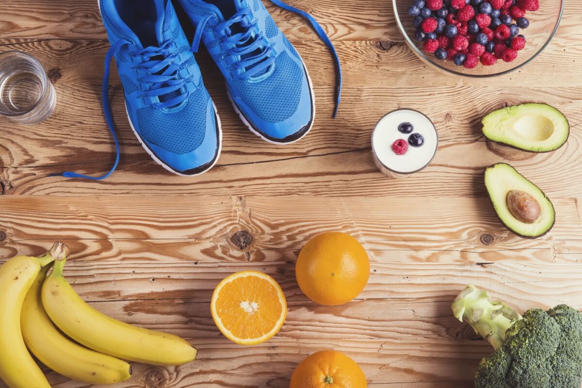 O cuidado com a alimentação pode reduzir o risco de lesões em quem pratica corrida (Imagem: Ground Picture | Shutterstock)