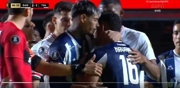 Navarro é consolado em campo