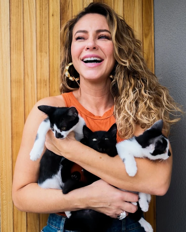 Paolla Oliveira adota 18 animais   por Reprodução/Instagram