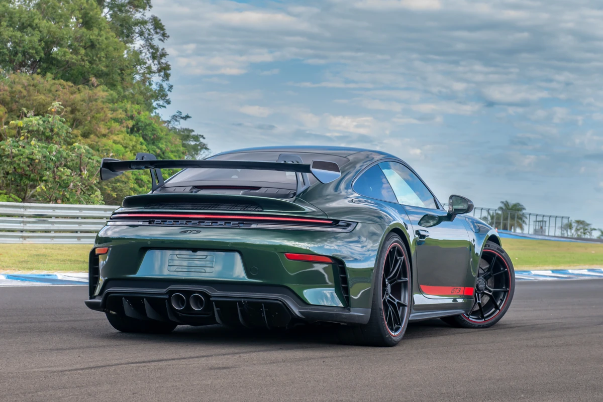 No GT3, o aerofólio traseiro é uma opção do cliente por Divulgação