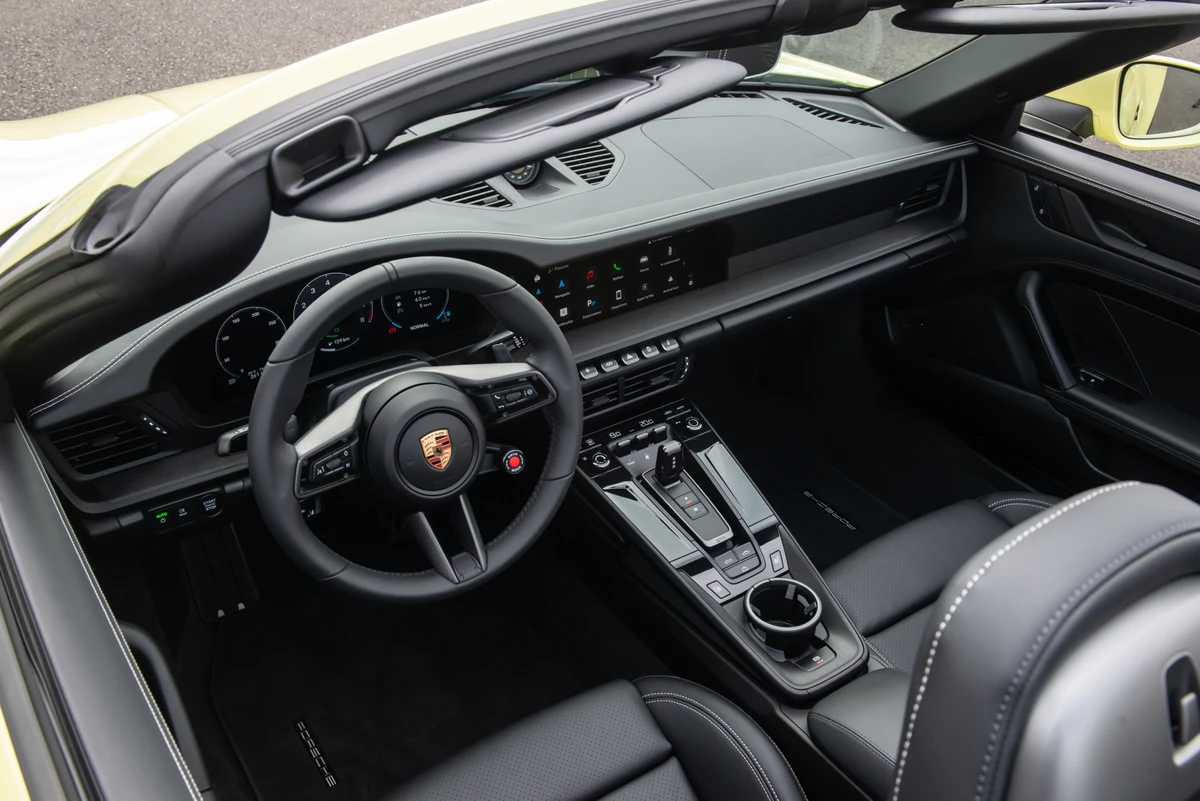 A cabine do carro esporte da Porsche ganhou novas tecnologias por Divulgação