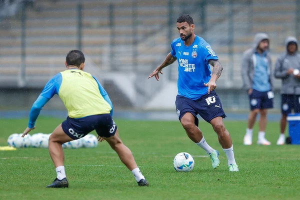 Willian José, com a bola, tem grande chance de receber chance na equipe titular