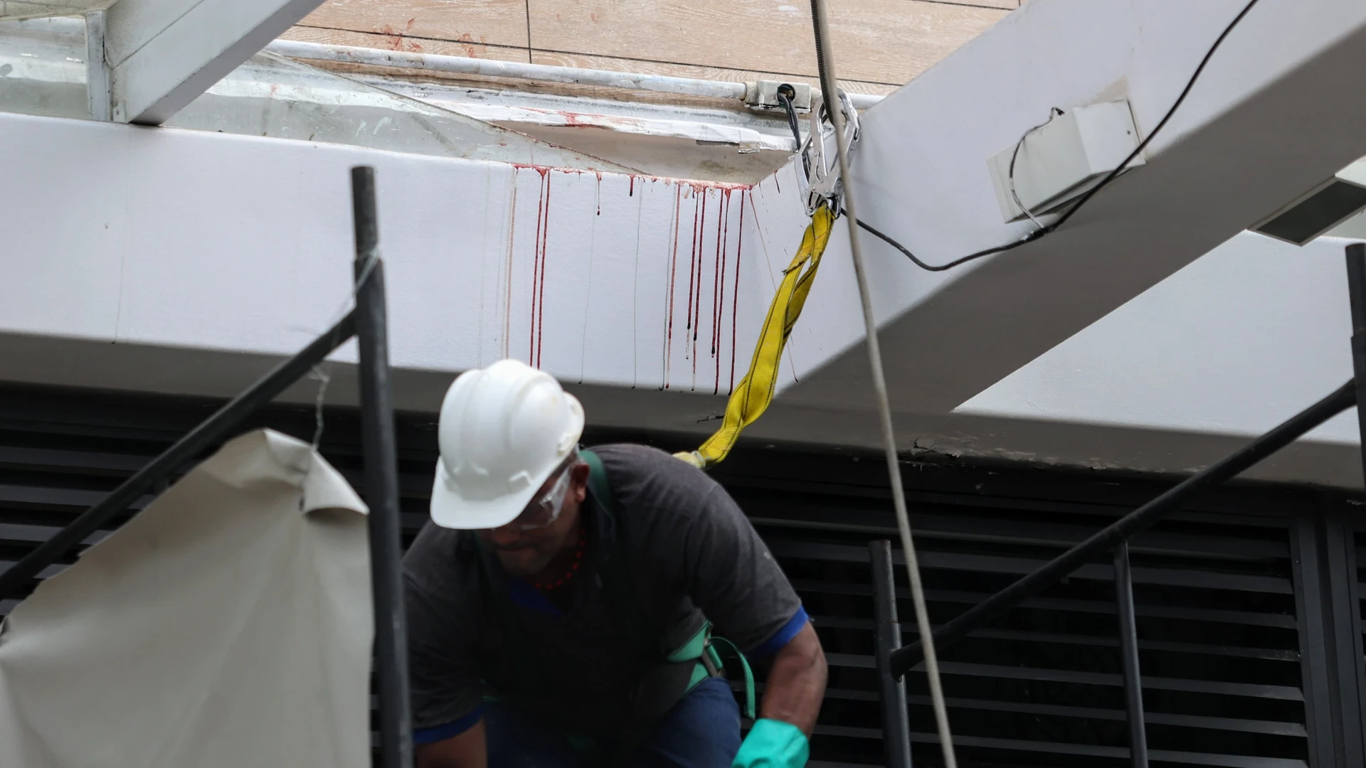 Imagem - Homem cai de prédio comercial no Caminho das Árvores e fica ferido
