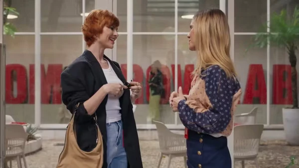 A chegada de Milena agita o romance na Tomorrow. por Reprodução/TV Globo