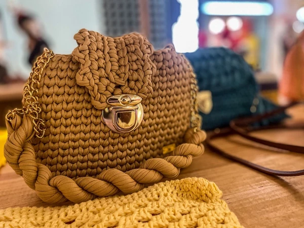 Bolsas de crochê por Divulgação