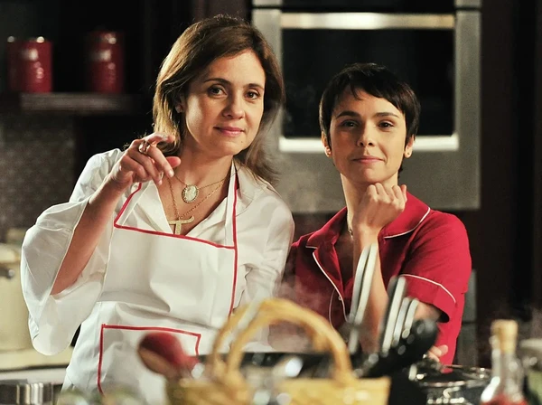 Carminha e Nina em Avenida Brasil  por Reprodução e TV Globo 