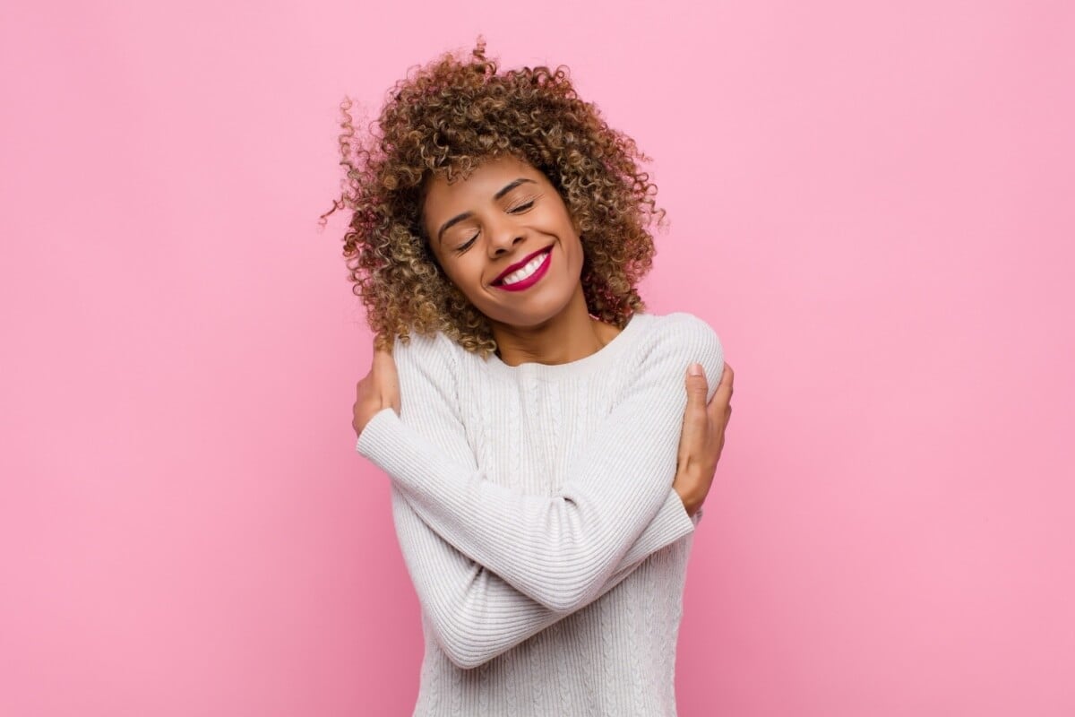 A saúde da mulher é única em cada etapa da vida e precisa de atenção (Imagem: Kues | Shutterstock)