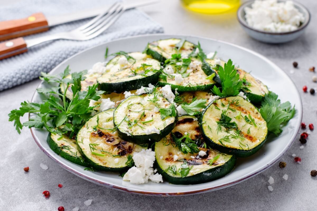 Abobrinha grelhada com queijo feta (Imagem: Julie208 | Shutterstock) 