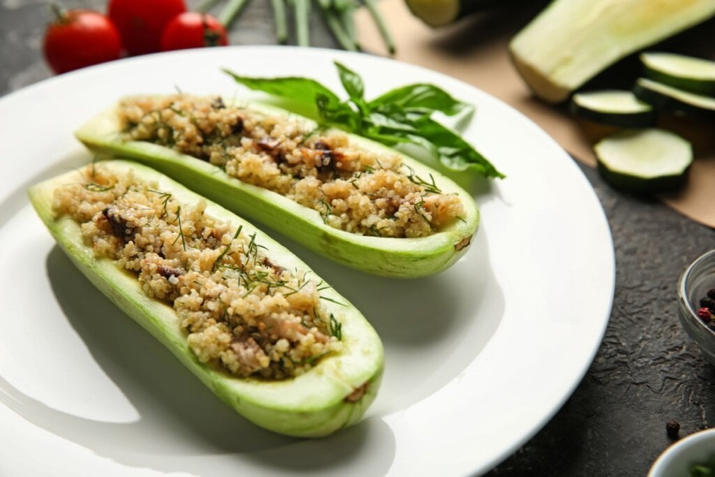 Abobrinha recheada com quinoa (Imagem: Pixel-Shot | Shutterstock) 