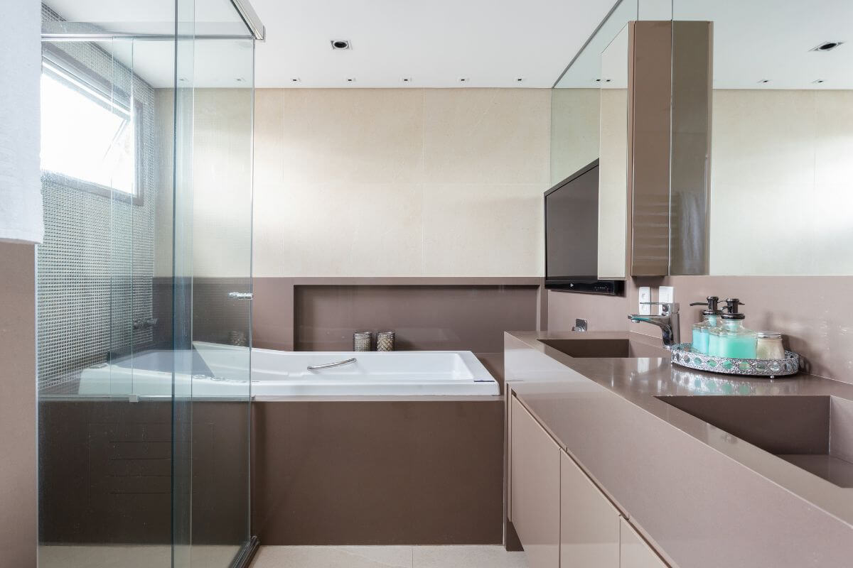 É possível transformar o banheiro em um ambiente prático e inspirador (Projeto: Dantas & Passos Arquitetura | Imagem: Maura Mello)