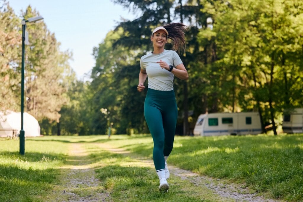 Praticar exercícios promove a saúde física e mental das mulheres (Imagem: Drazen Zigic | Shutterstock)