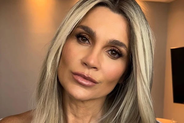 Flávia Alessandra por Reprodução
