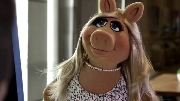 Kristy Crampton foi presa após dar soco em menino que a chamou de 'gorda' e 'Miss Piggy' a bordo de avião por Divulgação