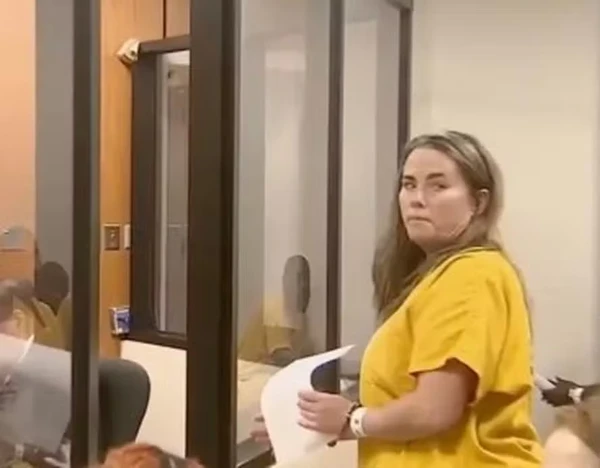 Kristy Crampton foi presa após dar soco em menino que a chamou de 'gorda' e 'Miss Piggy' a bordo de avião