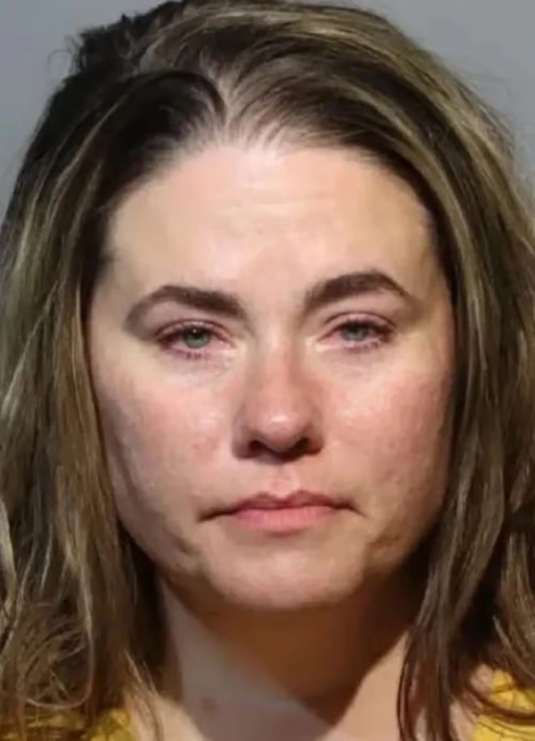 Kristy Crampton foi presa após dar soco em menino que a chamou de 'gorda' e 'Miss Piggy' a bordo de avião por Reprodução