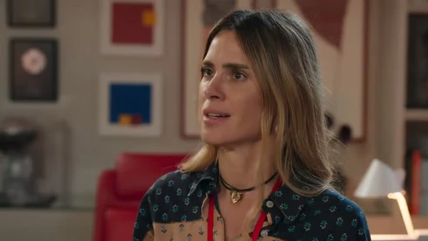 Leila encara verdades sobre Renato após conversa inesperada.