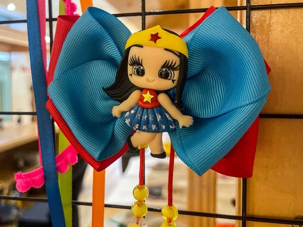 Presilhas de cabelo decoradas por Divulgação